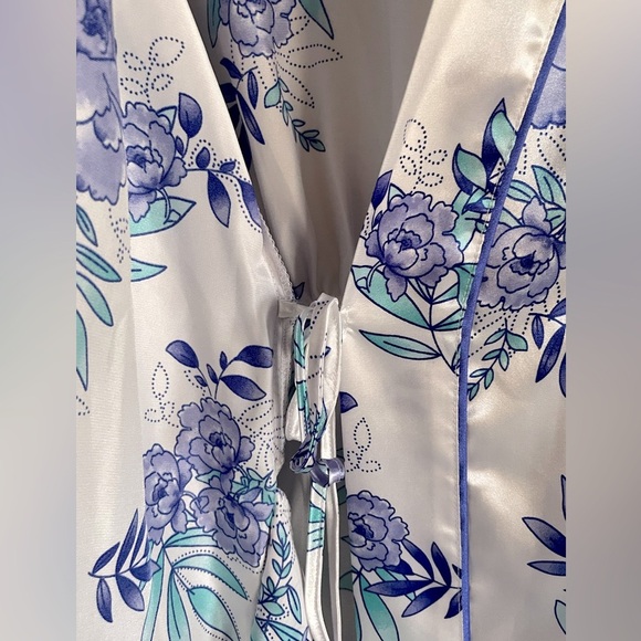 NWT MORGAN TAYLOR Satin Floral Robe Blue Purple White Women’s S/M - Picture 7 of 12